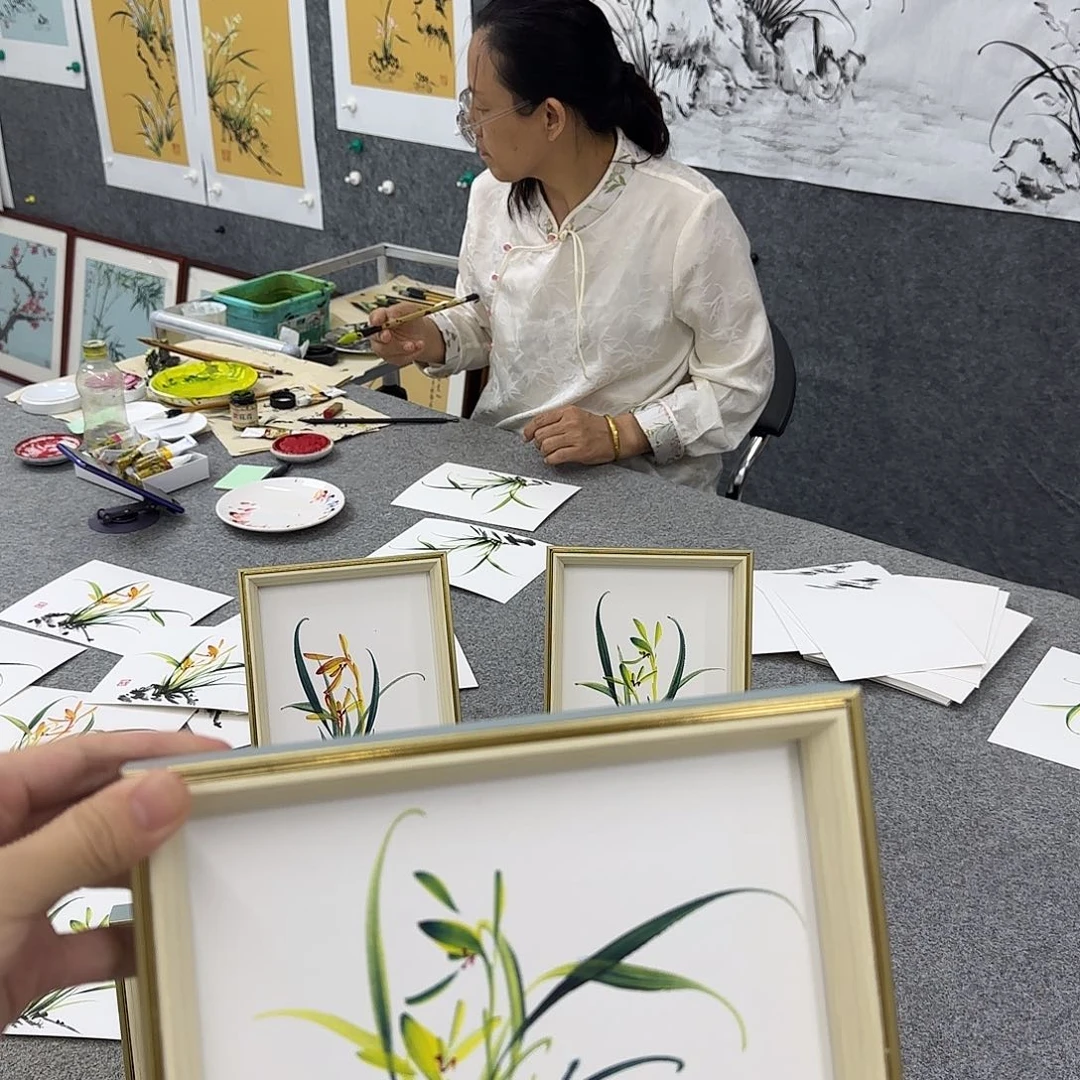 国画横幅绿色摆台