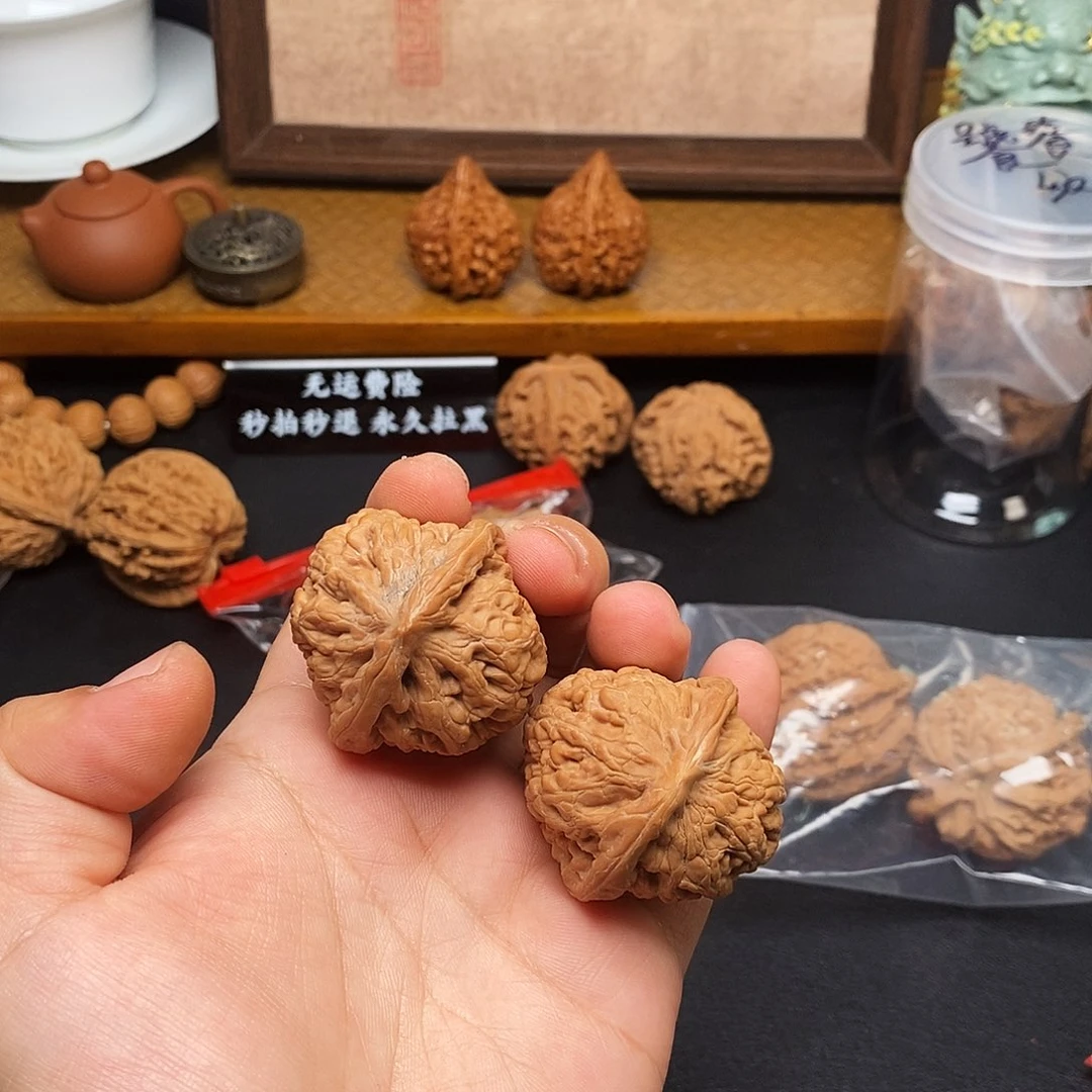 t***狮文玩核桃把件红皮凤凰台
