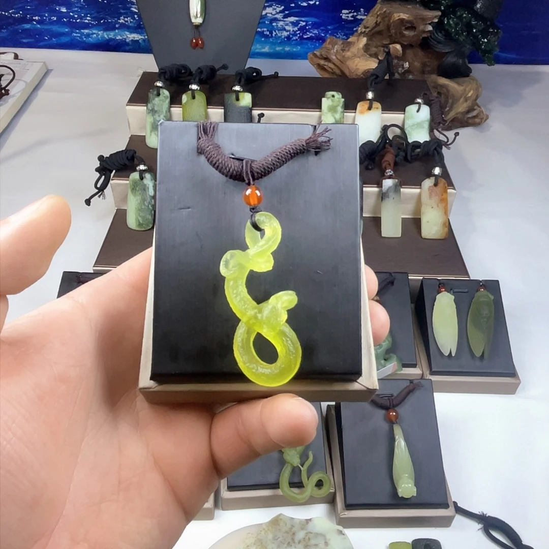 岫玉颈饰未镶嵌周*宇