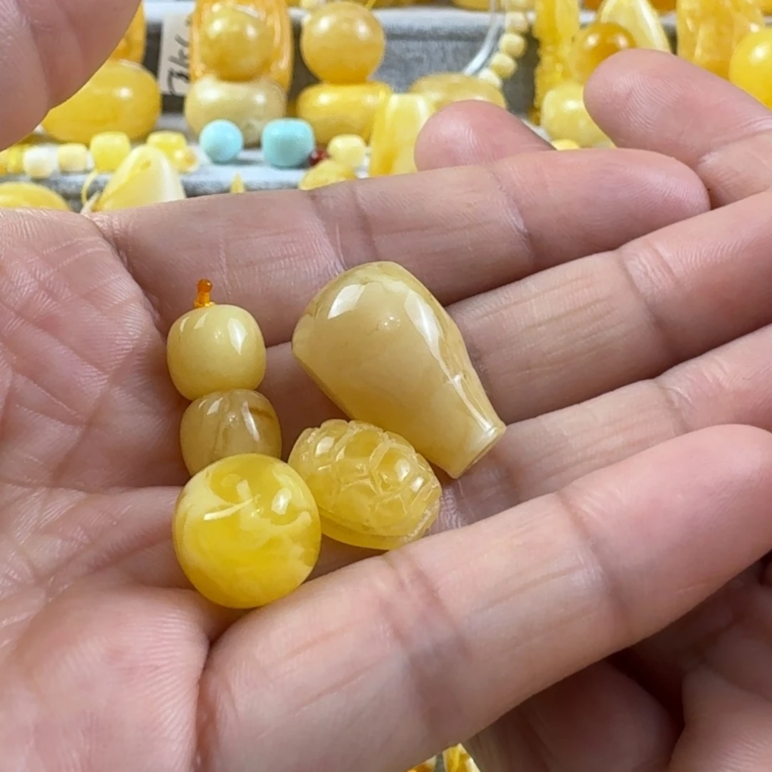 青***狼蜜蜡未镶嵌裸石21杂