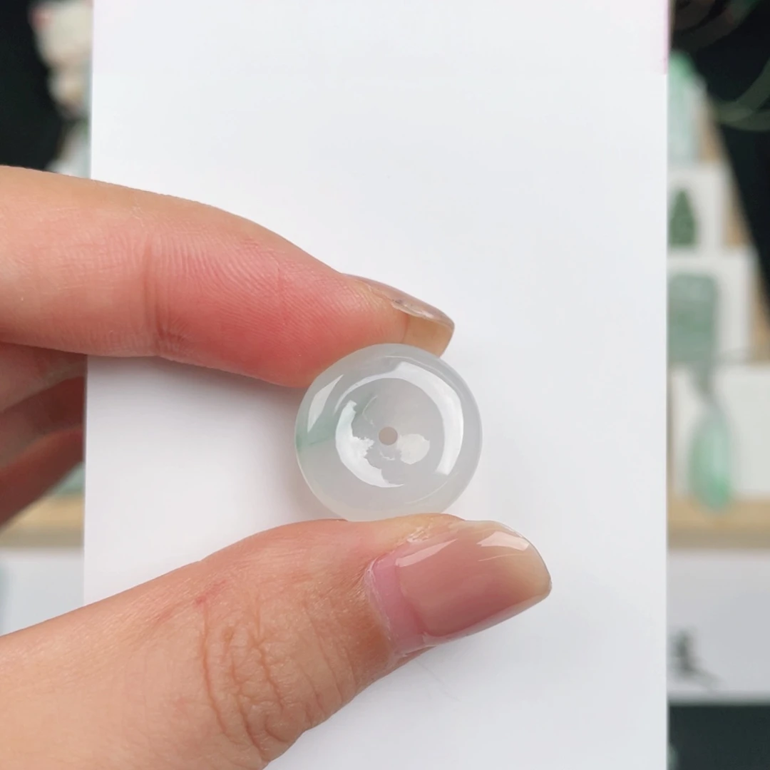 翡翠未镶嵌颈饰平安扣