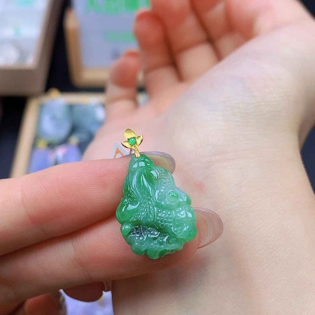 翡翠18K金镶嵌颈饰翡翠