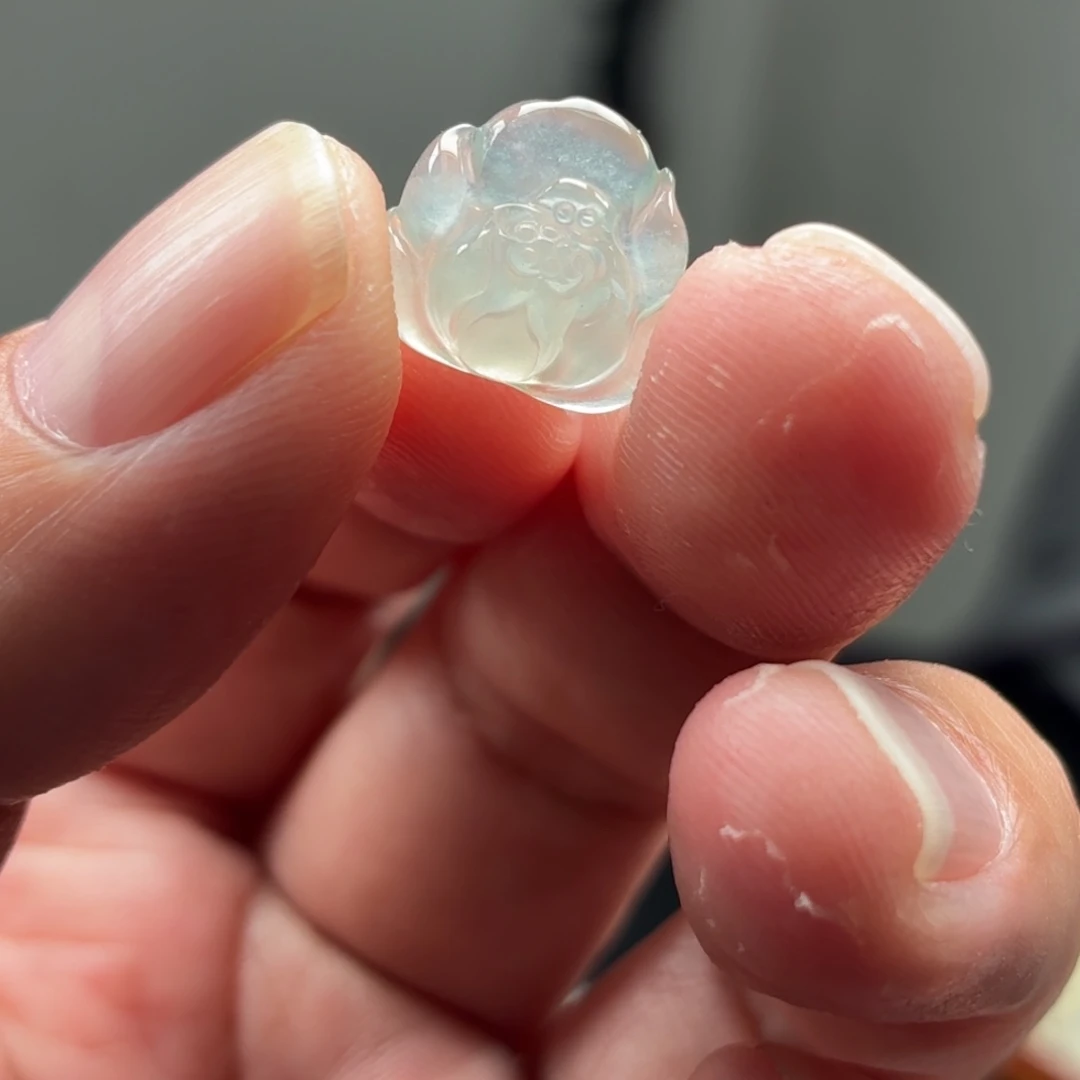 翡翠未镶嵌颈饰莲花