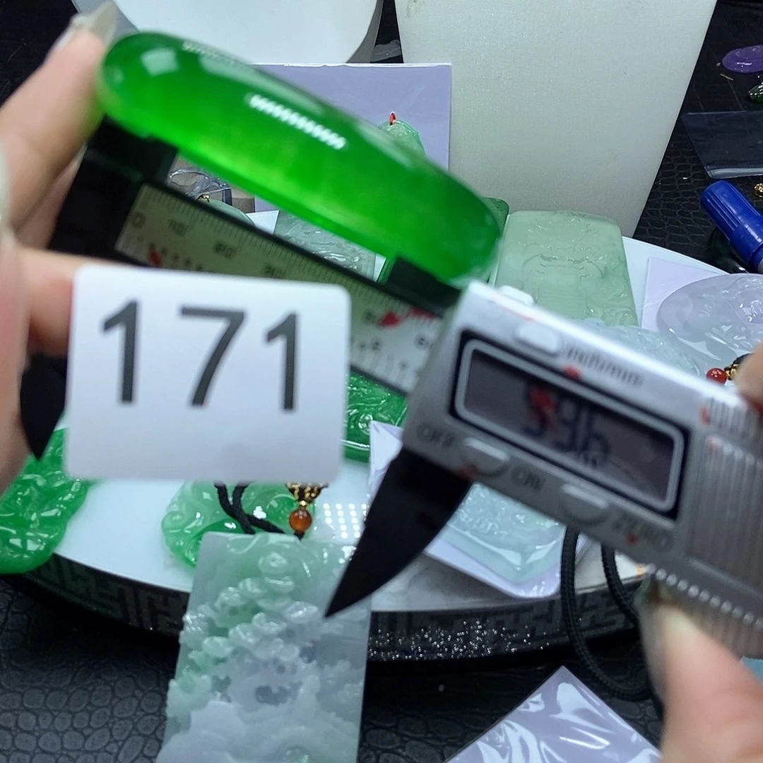 翡翠吊坠(赠链)未镶嵌