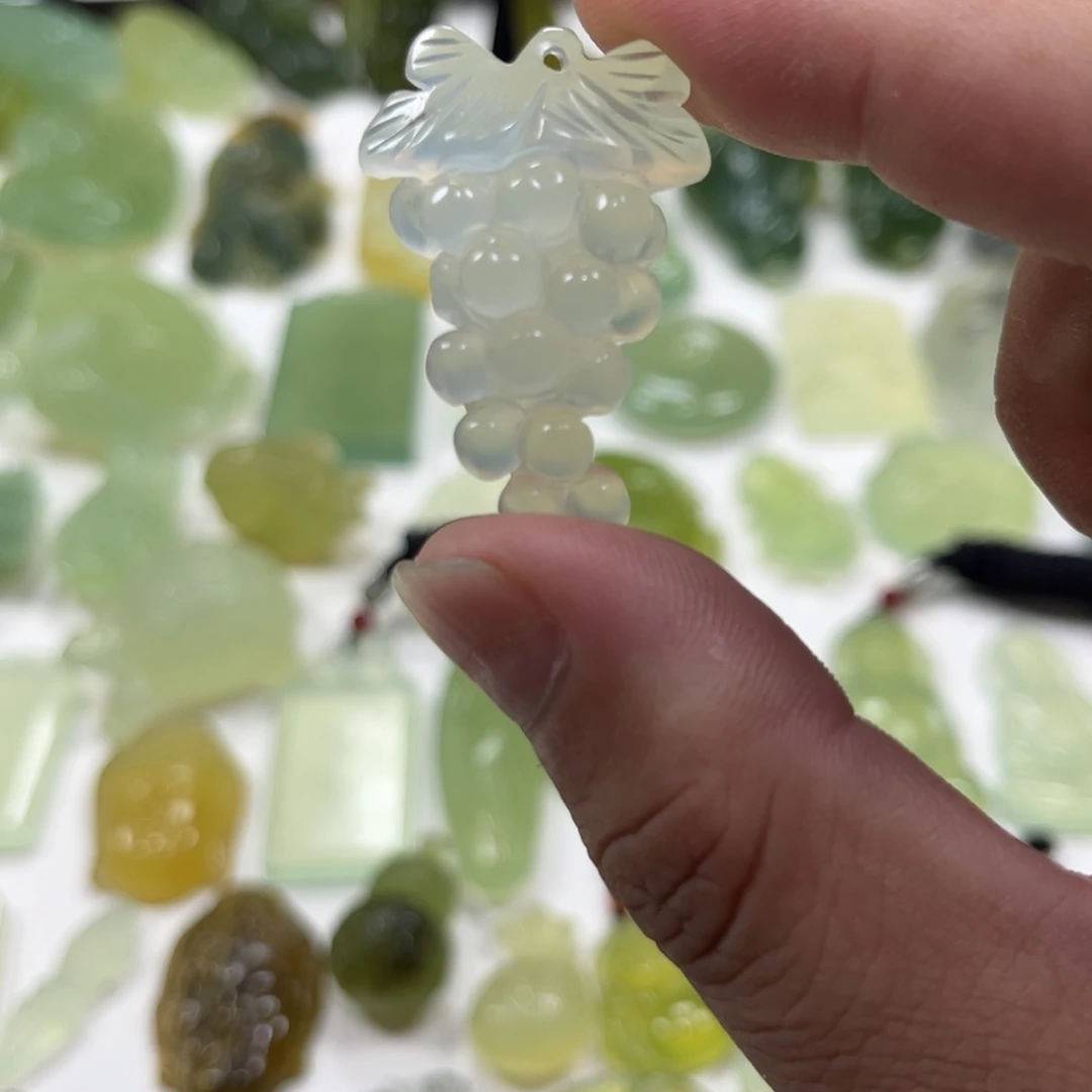 蛇纹石玉未镶嵌颈饰
