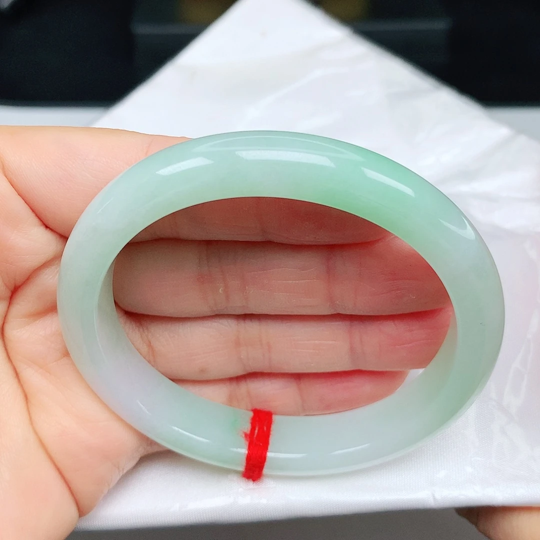 翡翠手镯（贵妃镯）未镶嵌。