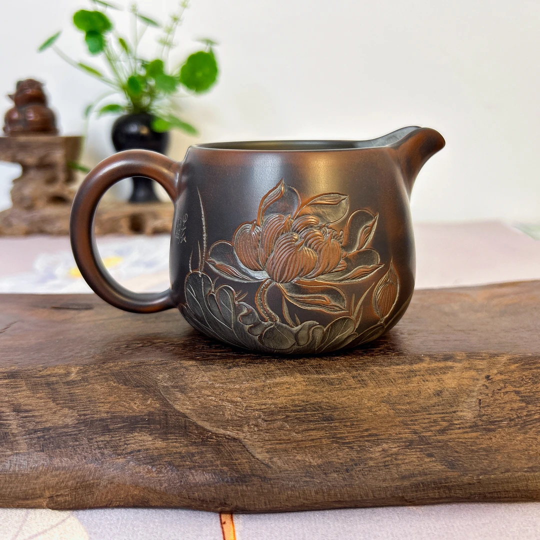 230毫升 坭兴陶全手工浮雕荷花公道杯