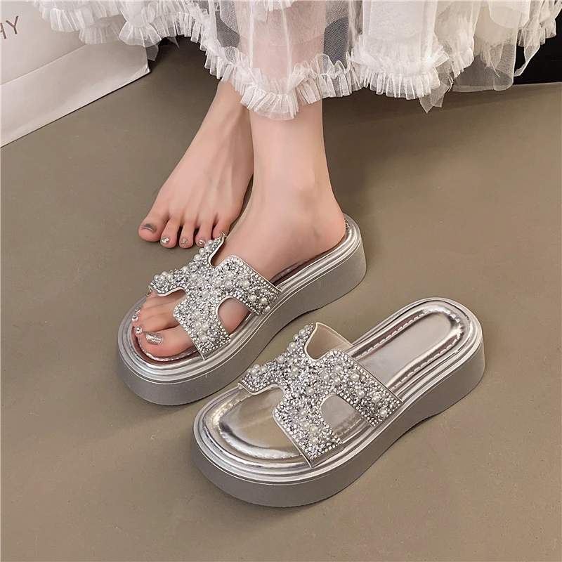 高级感银色拖鞋女夏2025新款外穿厚底一字拖爆款凉拖增高鞋子水钻