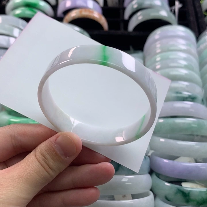 翡翠未镶嵌手镯公主