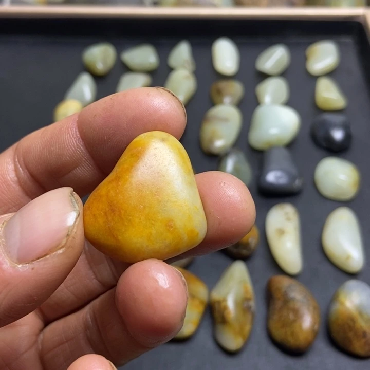 小***考和田玉（糖玉）未镶嵌珠宝奇石