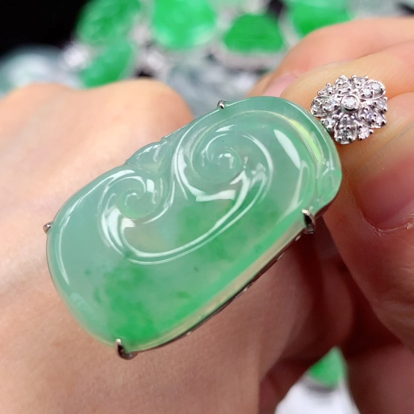 【闪购商品】颈饰18K金镶嵌翡翠如意