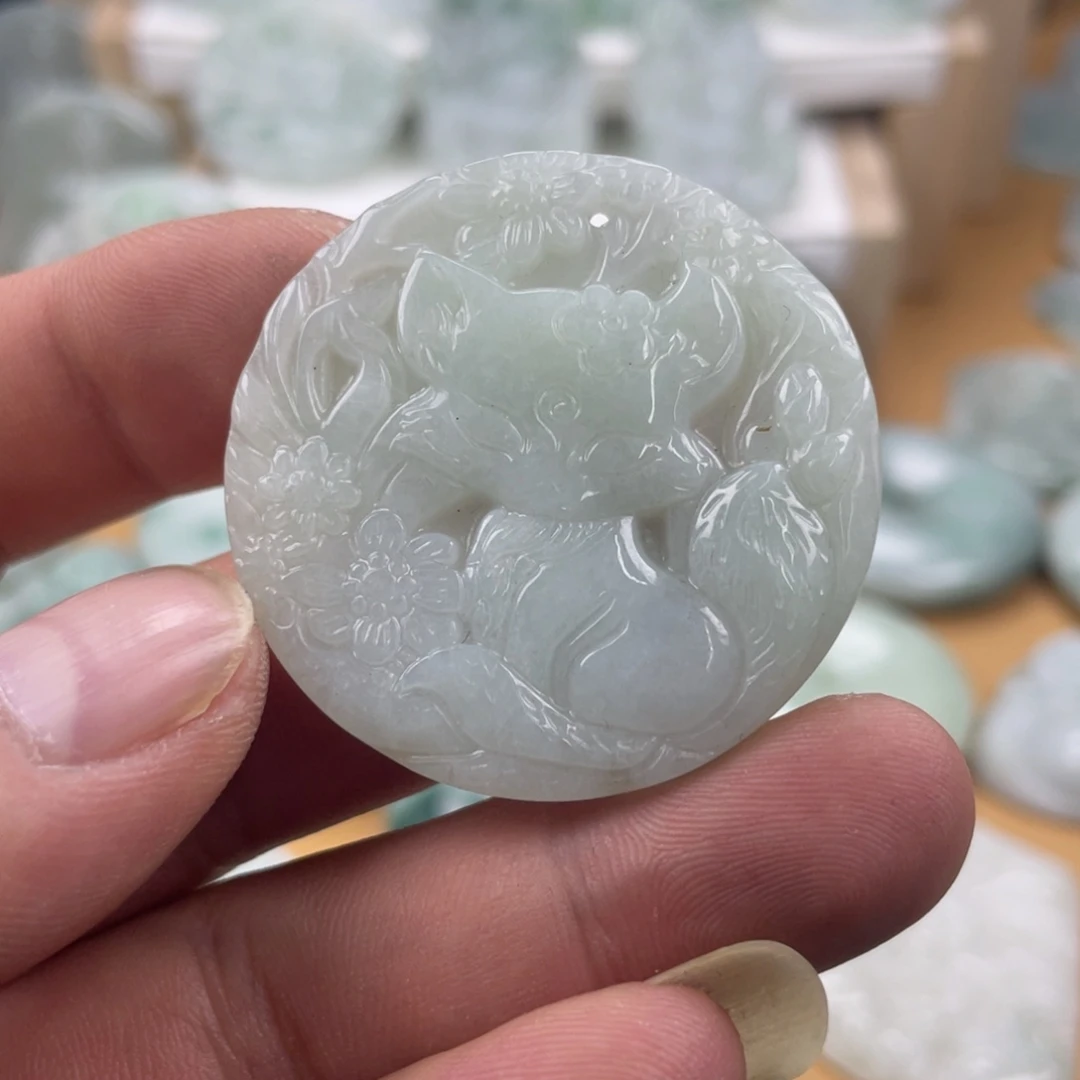 翡翠未镶嵌颈饰狐狸