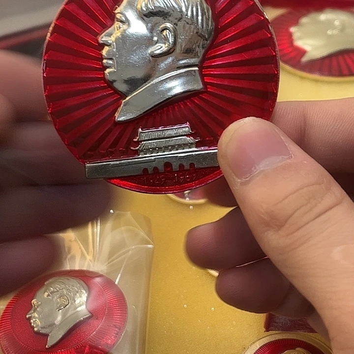 世***人像章一一一一一一一高贵轻