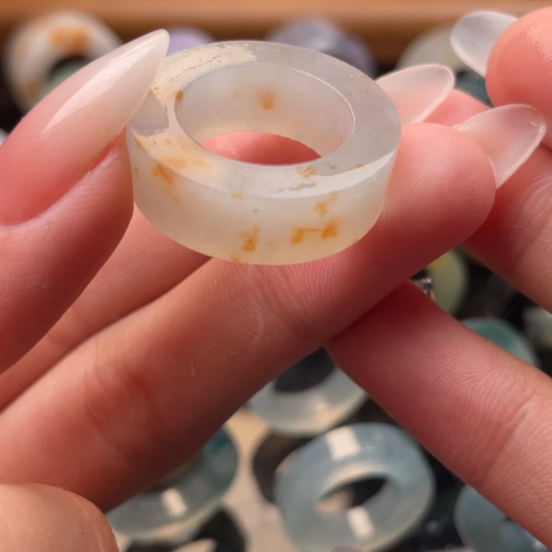 未镶嵌定制翡翠雪地里捡金子