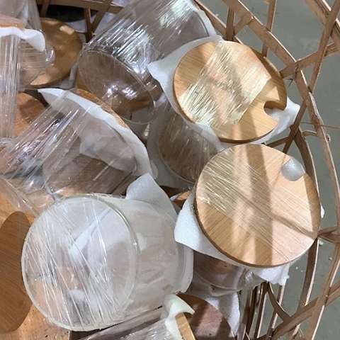 微瑕，不能明火，口8厘米，高8，4个玻璃调料罐