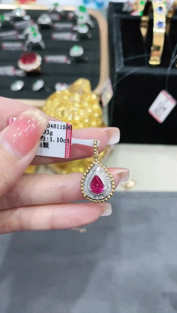 18K金镶嵌无烧红宝石吊坠 约1.10ct