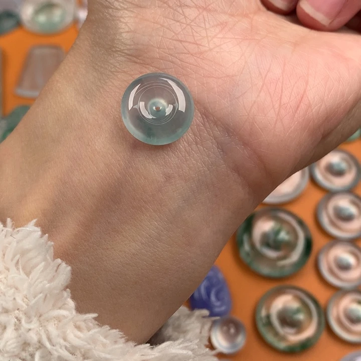 翡翠挂件未镶嵌….