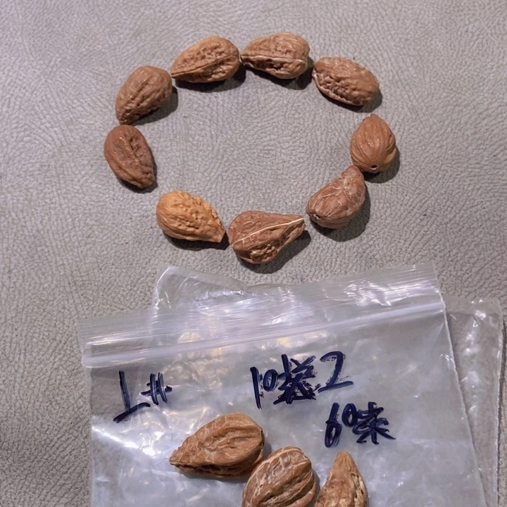 文玩核桃吊坠秋子