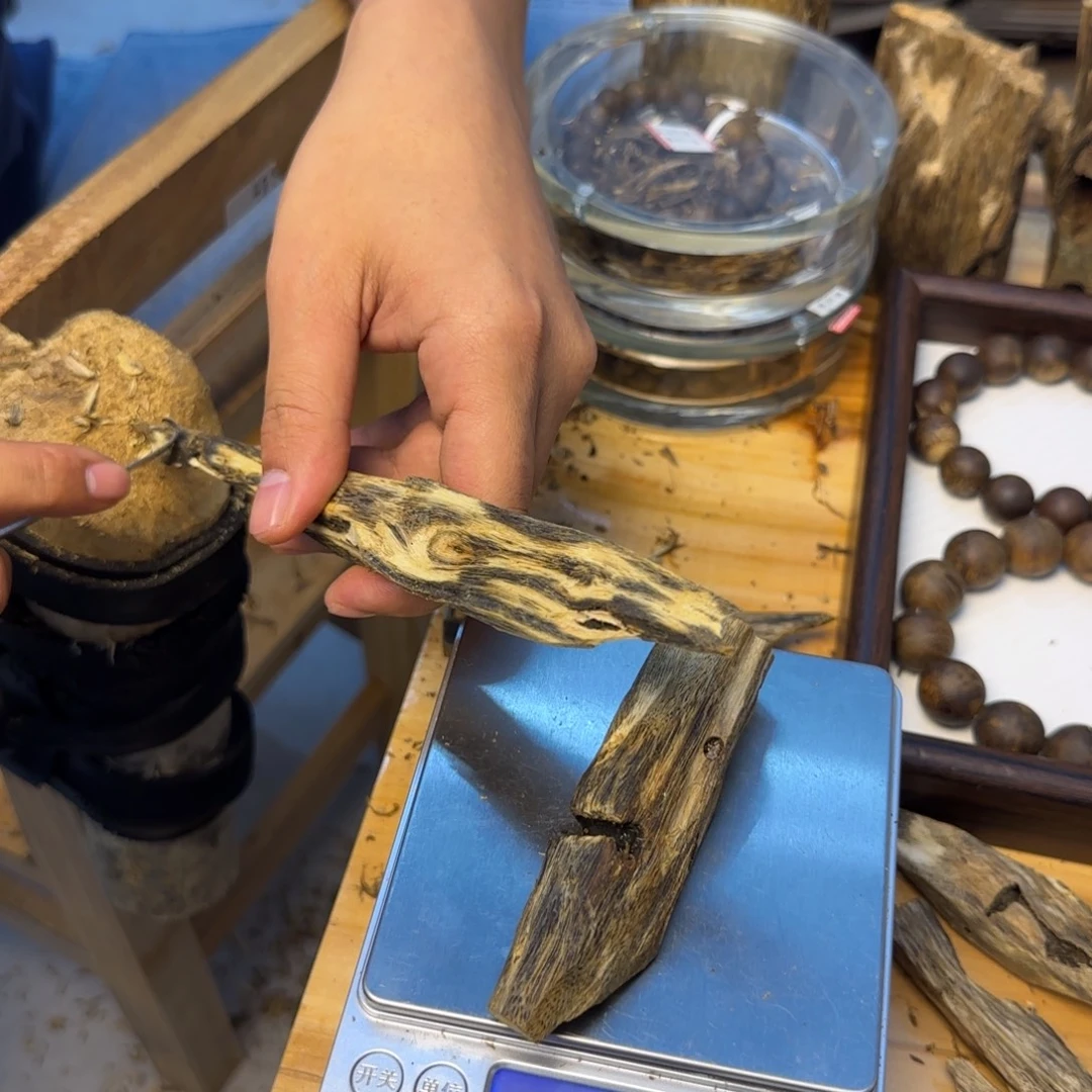 沉香吊坠虫漏手把件薰香