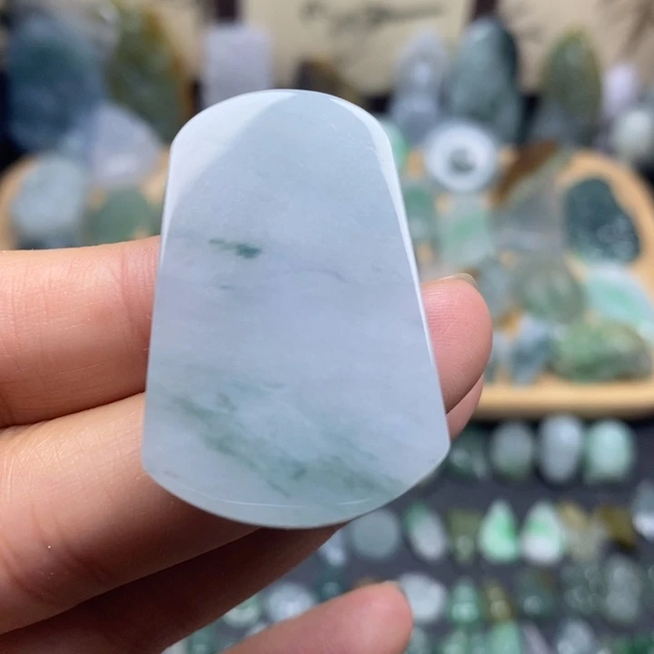 翡翠未镶嵌颈饰无事牌