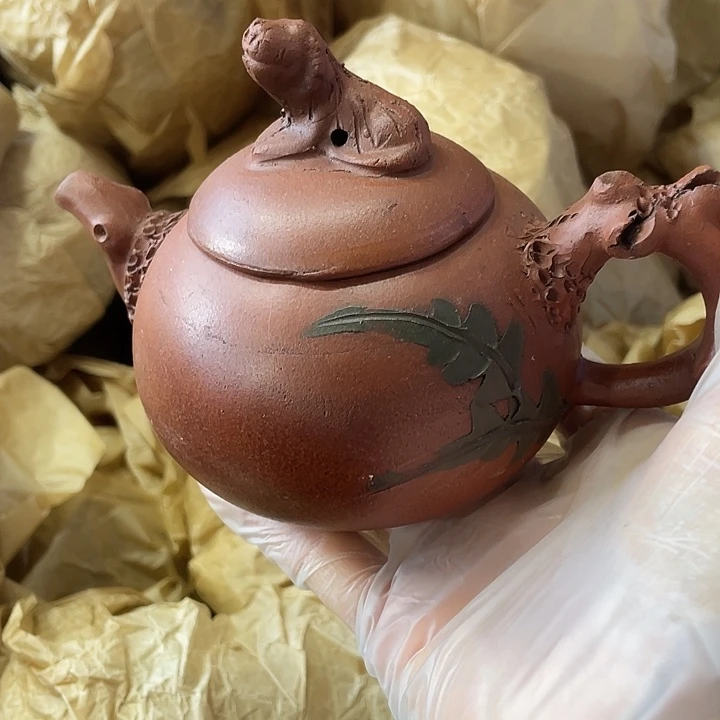 紫砂茶壶原矿泥料手工制作的一把紫砂壶。