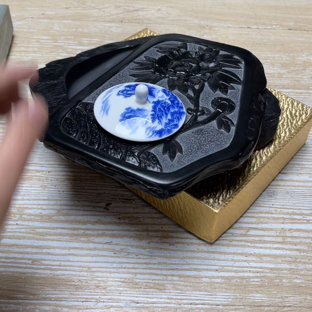 瓷片吉*人密密麻麻地排列着一个大