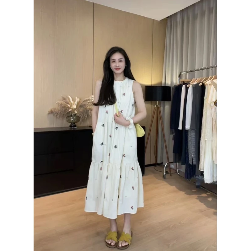 背心连衣裙女夏季2025新款刺绣圆领无袖a字裙宽松公主风度假长裙