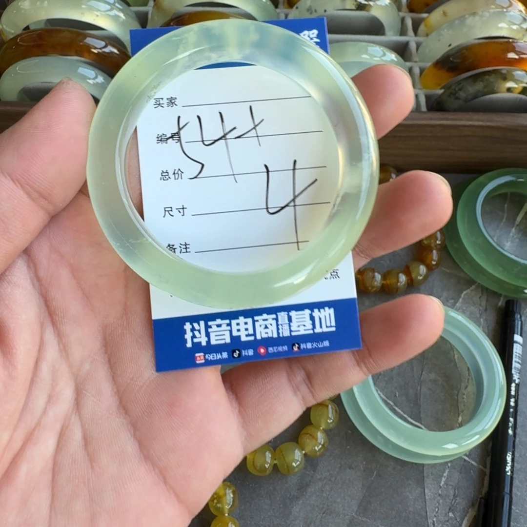 爱****未镶嵌蛇纹石玉手镯