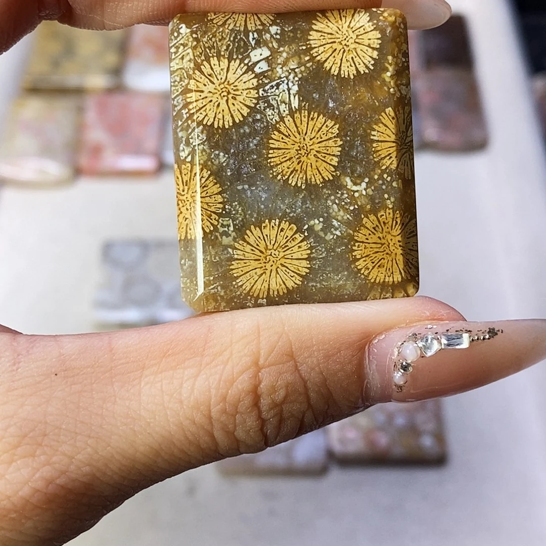 查罗石合金颈饰棉*