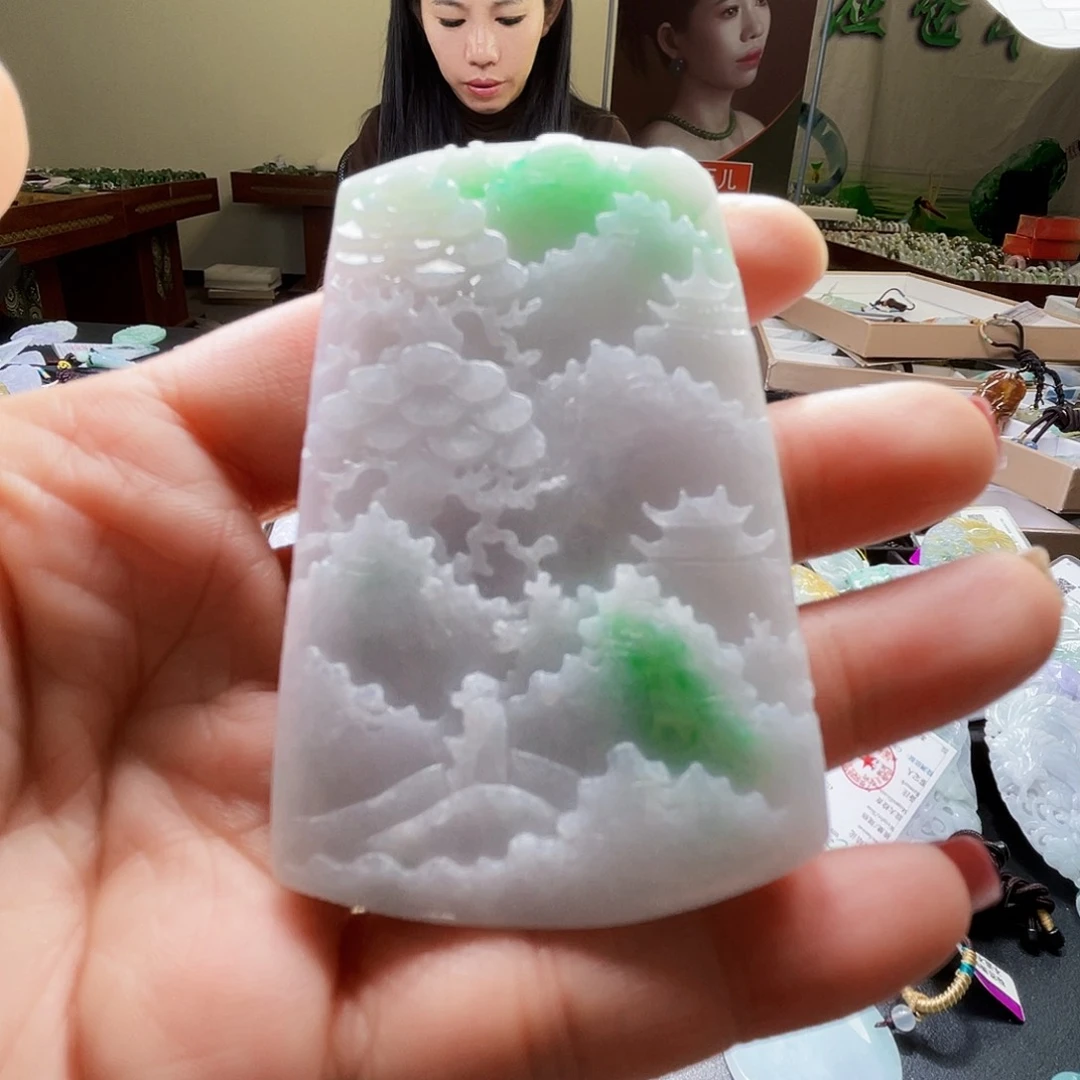 翡翠未镶嵌颈饰一个