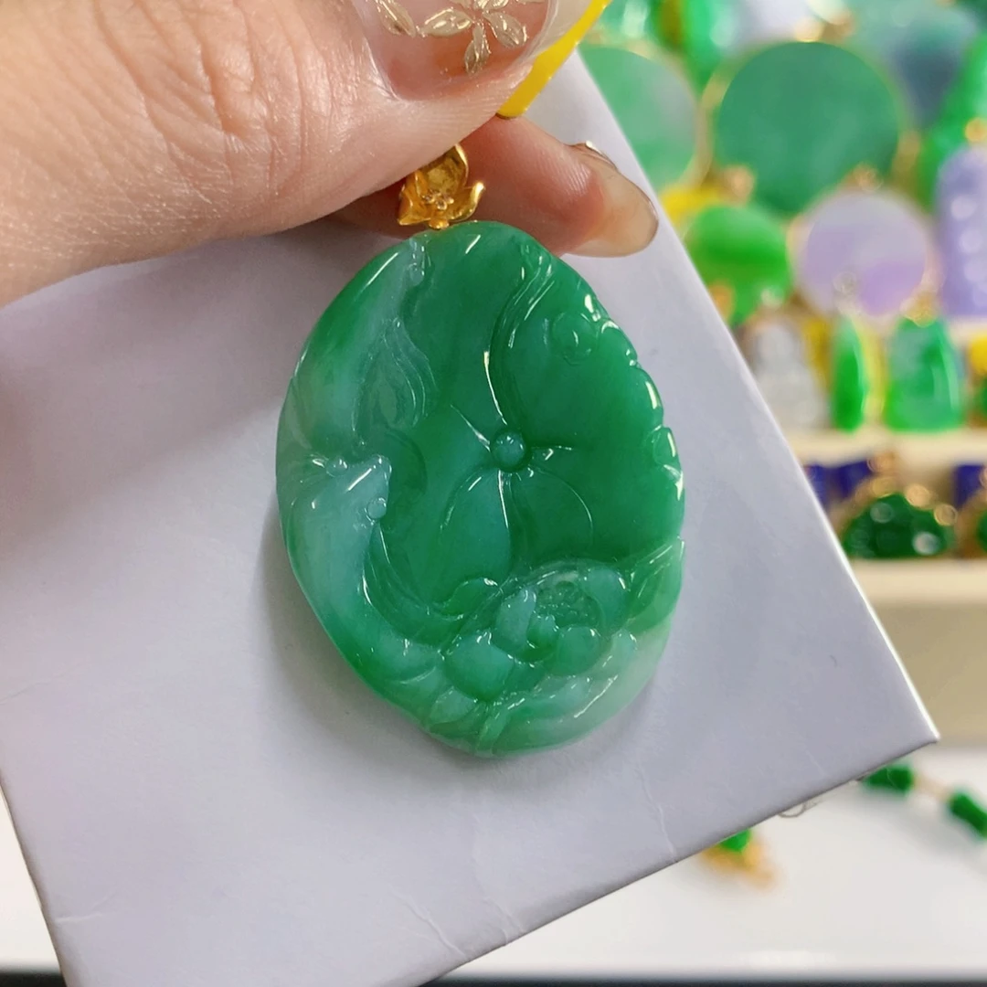 翡翠18K金镶嵌颈饰