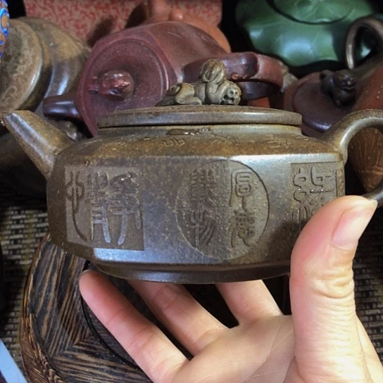 茶壶紫砂原矿泥料手工制作一把紫砂壶。