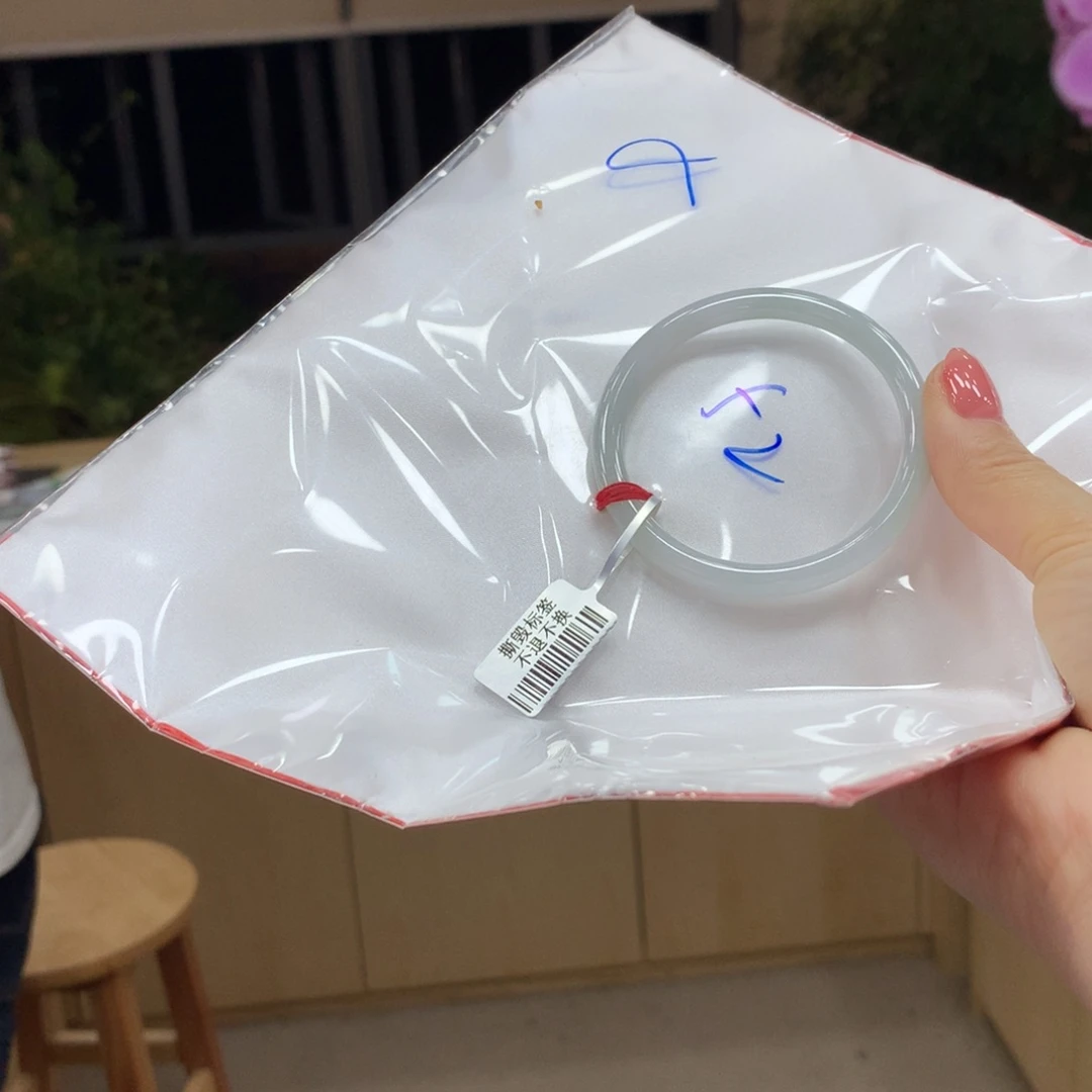 翡翠手镯未镶嵌不退不换