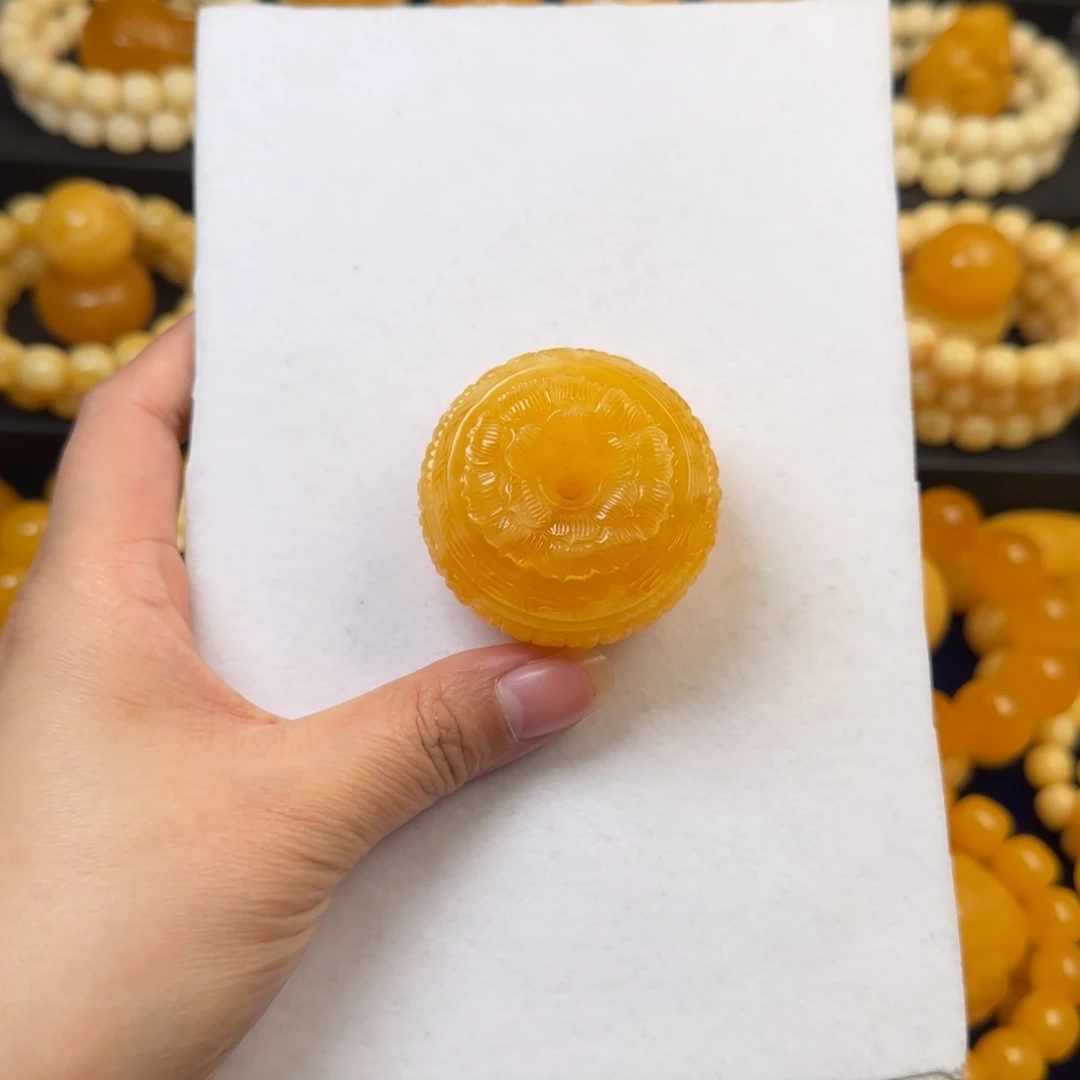 琥珀未镶嵌颈饰回纹扣吊坠
