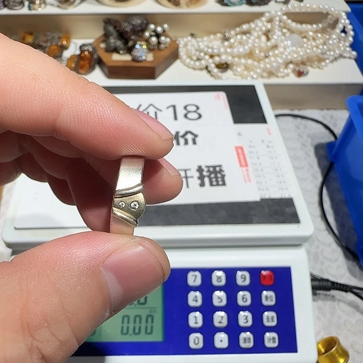 领***着大理石纯铜中古时期的建筑风格