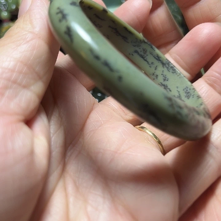 岫岩老玉（透闪石质玉）未镶嵌手镯