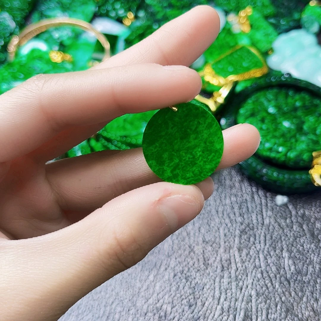 颈饰18K金镶嵌翡翠多样性