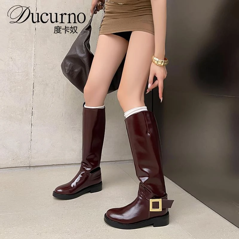 DUCURNO4cm时尚圆头粗跟套脚骑行靴女百搭纯色皮带扣显瘦牛皮长靴