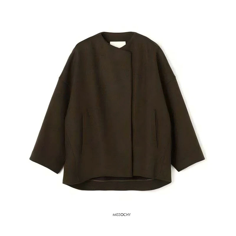 斜纹呢料无领落肩鹅绒服