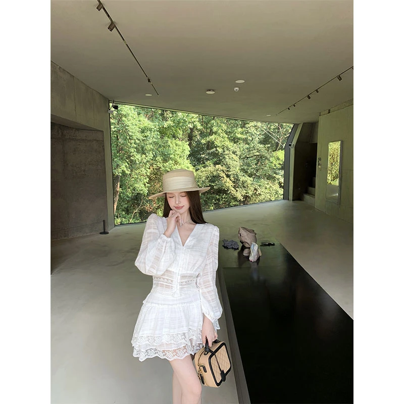 白月光 2025秋季新款性感辣妹白色长袖蕾丝上衣显瘦拼接短裙套装