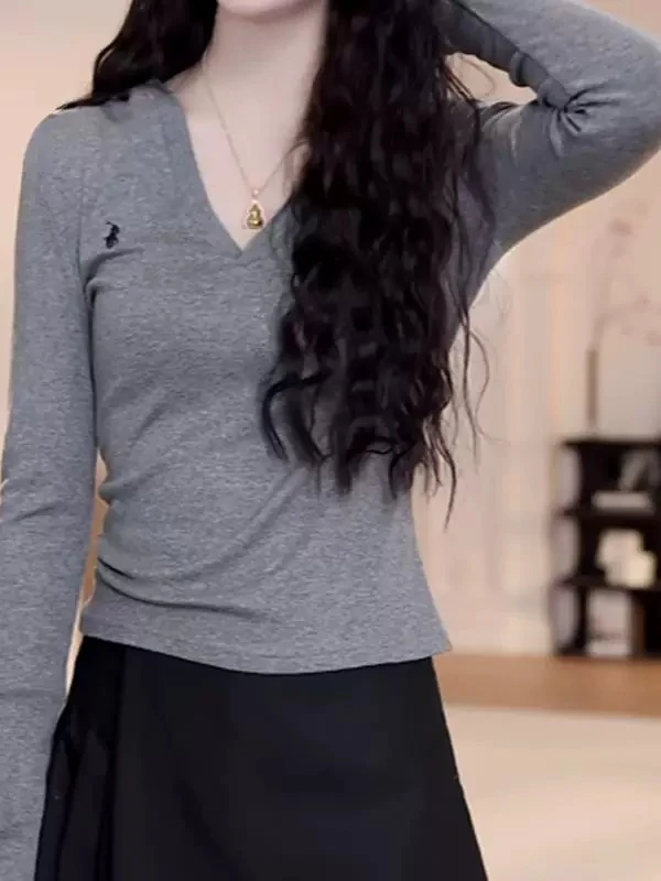 春夏韩版简约风松弛感百搭显瘦百搭小马标连帽V领长袖T恤上衣女装