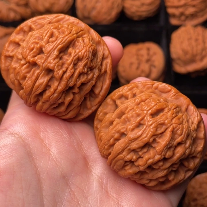 文玩核桃把件秦岭野生文玩核桃