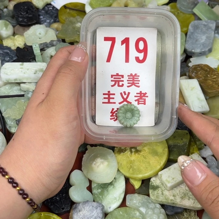 蛇纹石玉足银镀金镶嵌颈饰