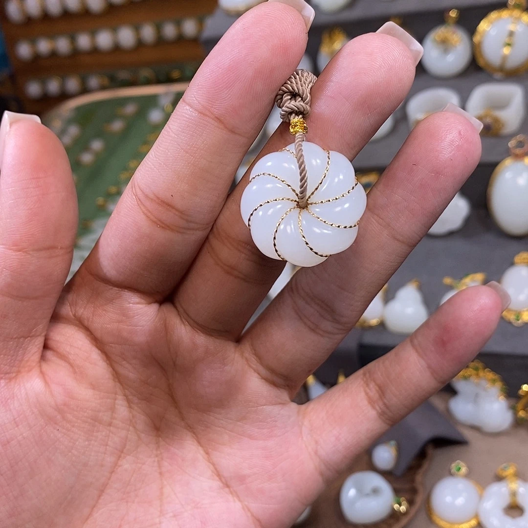 和田玉18K金镶嵌颈饰麻花吊坠