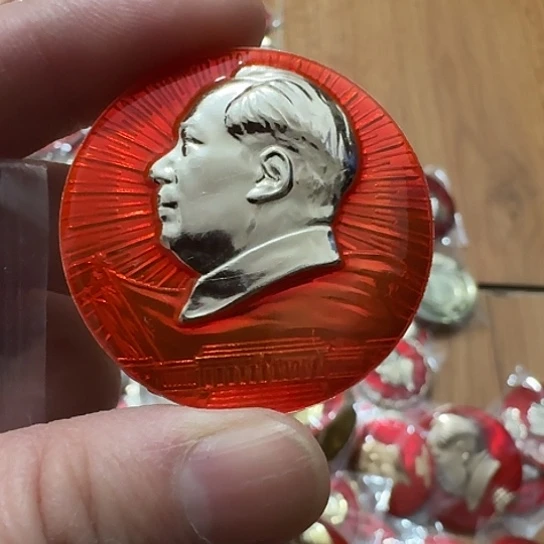 华***哥其他普通金属圆形红色人物像章