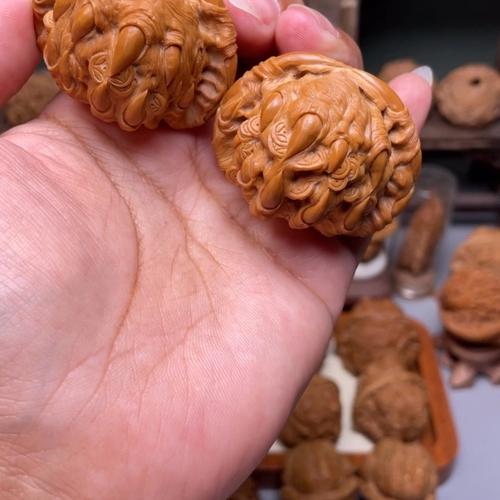 哎***哥白狮子雕刻的吞噬