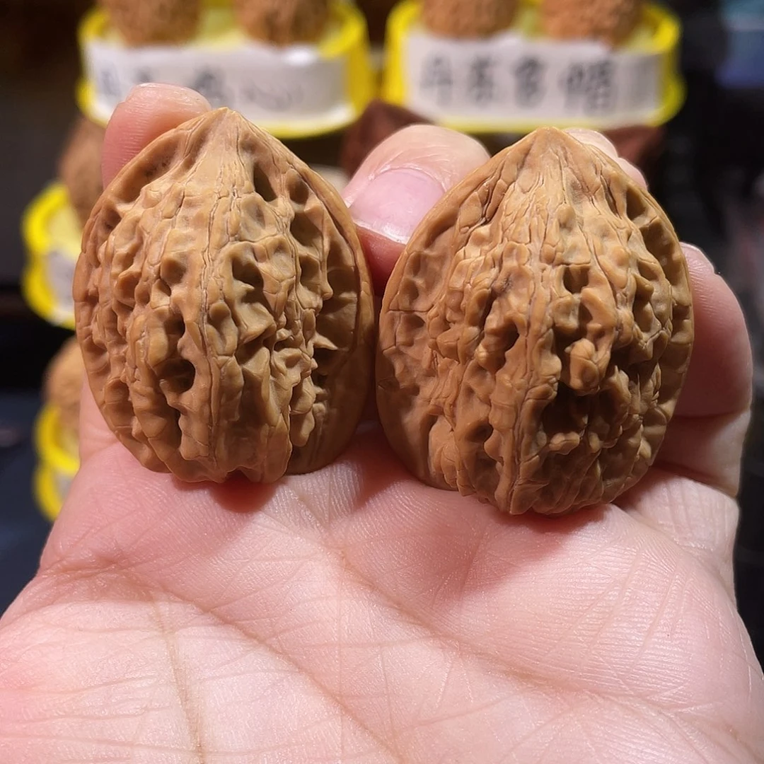 文玩核桃吊坠狼牙山鸡心