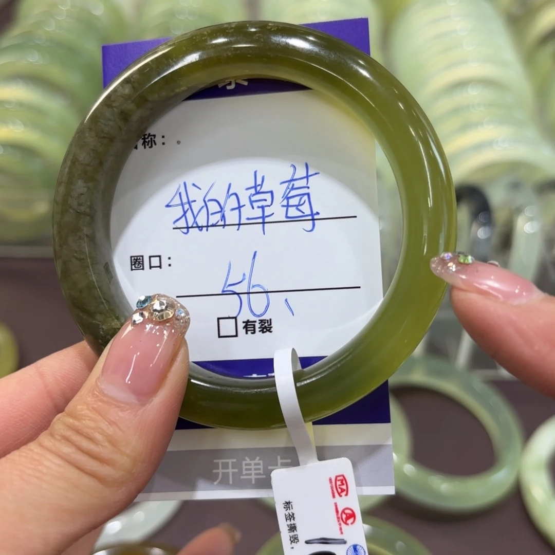 岫玉手镯未镶嵌我****?岫玉