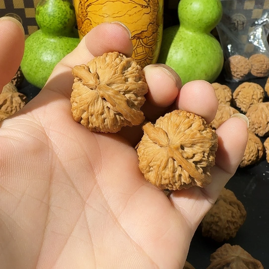 文玩核桃吊坠白狮子