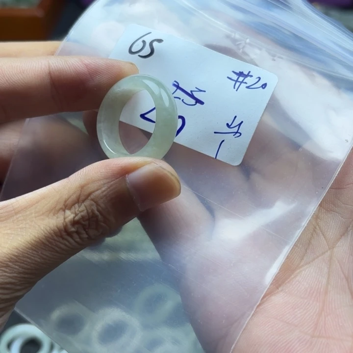 颈饰未镶嵌翡翠戒指